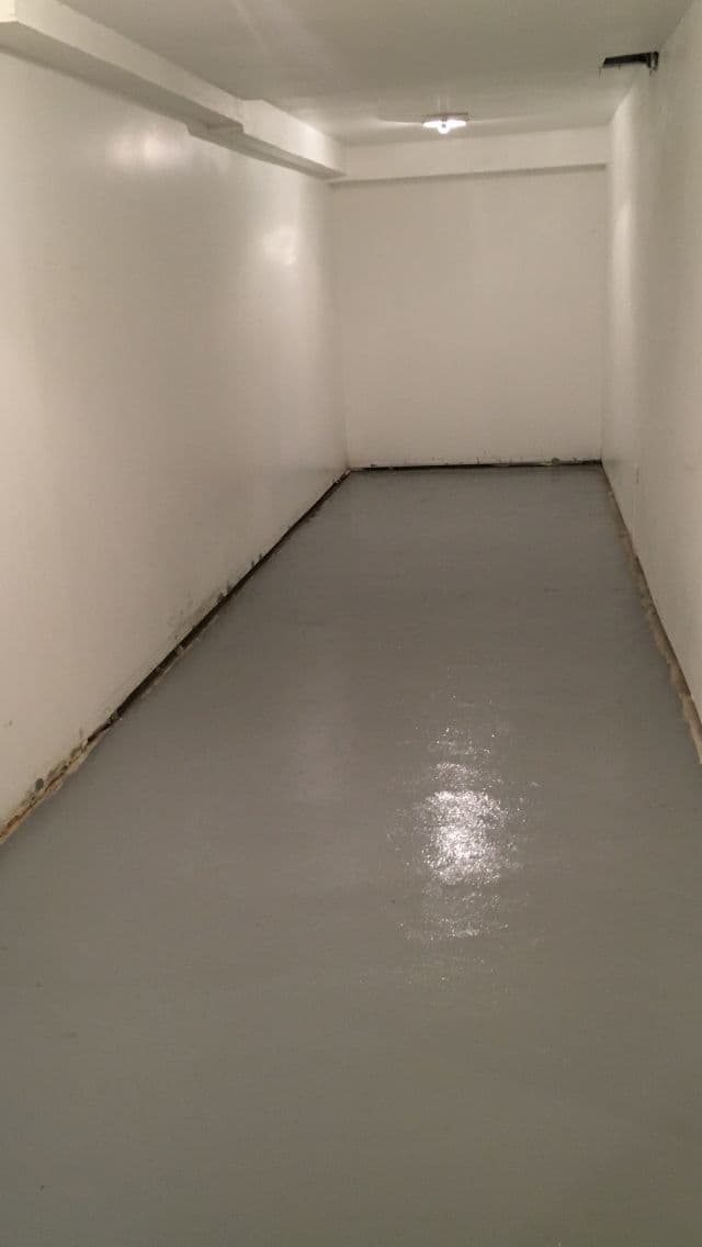 immense sous-sol d'une maison (100m2) à Bobigny (10euros/m2)