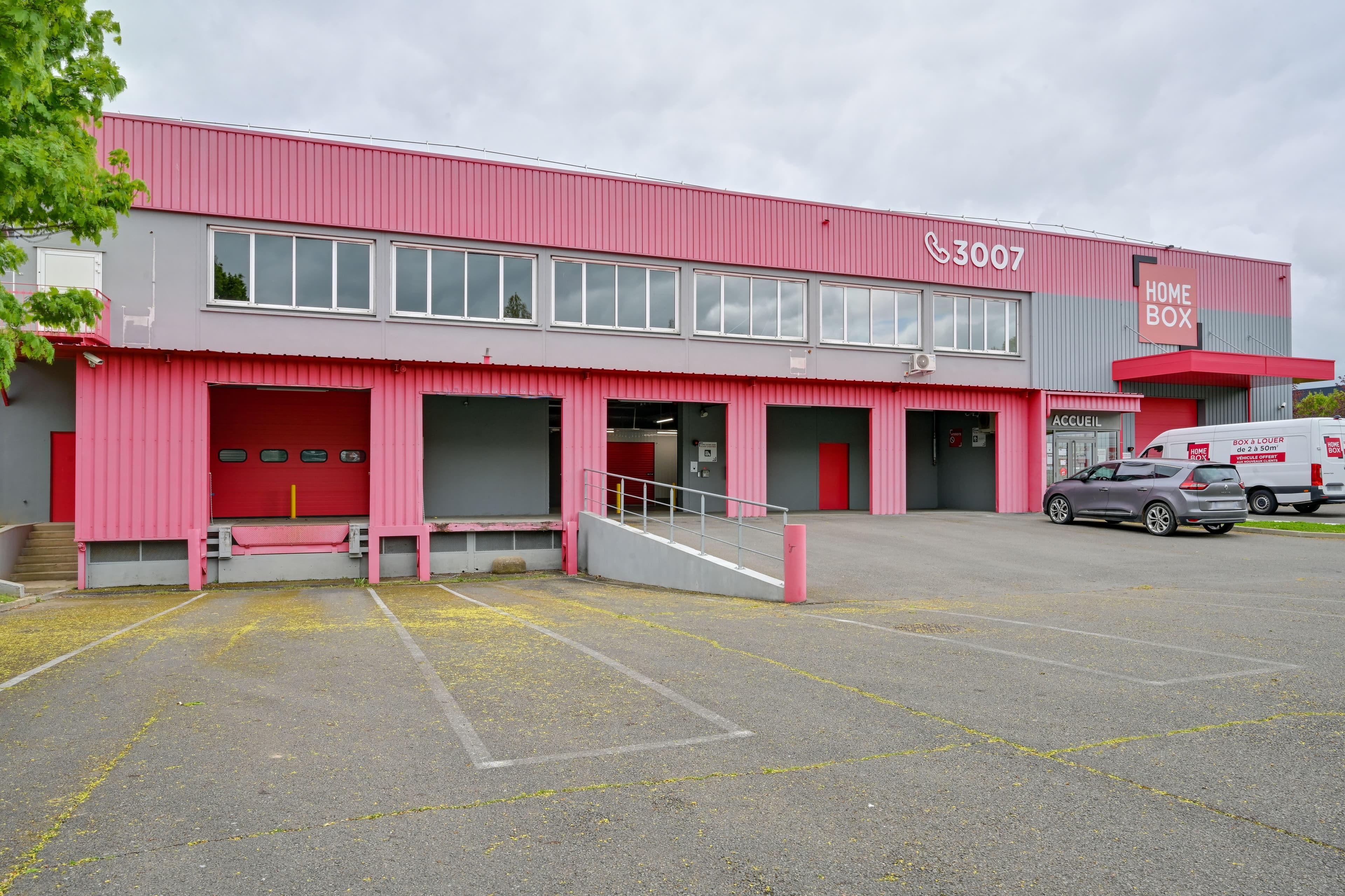 Façade du bâtiment HOMEBOX Chartres avec quais de déchargement
