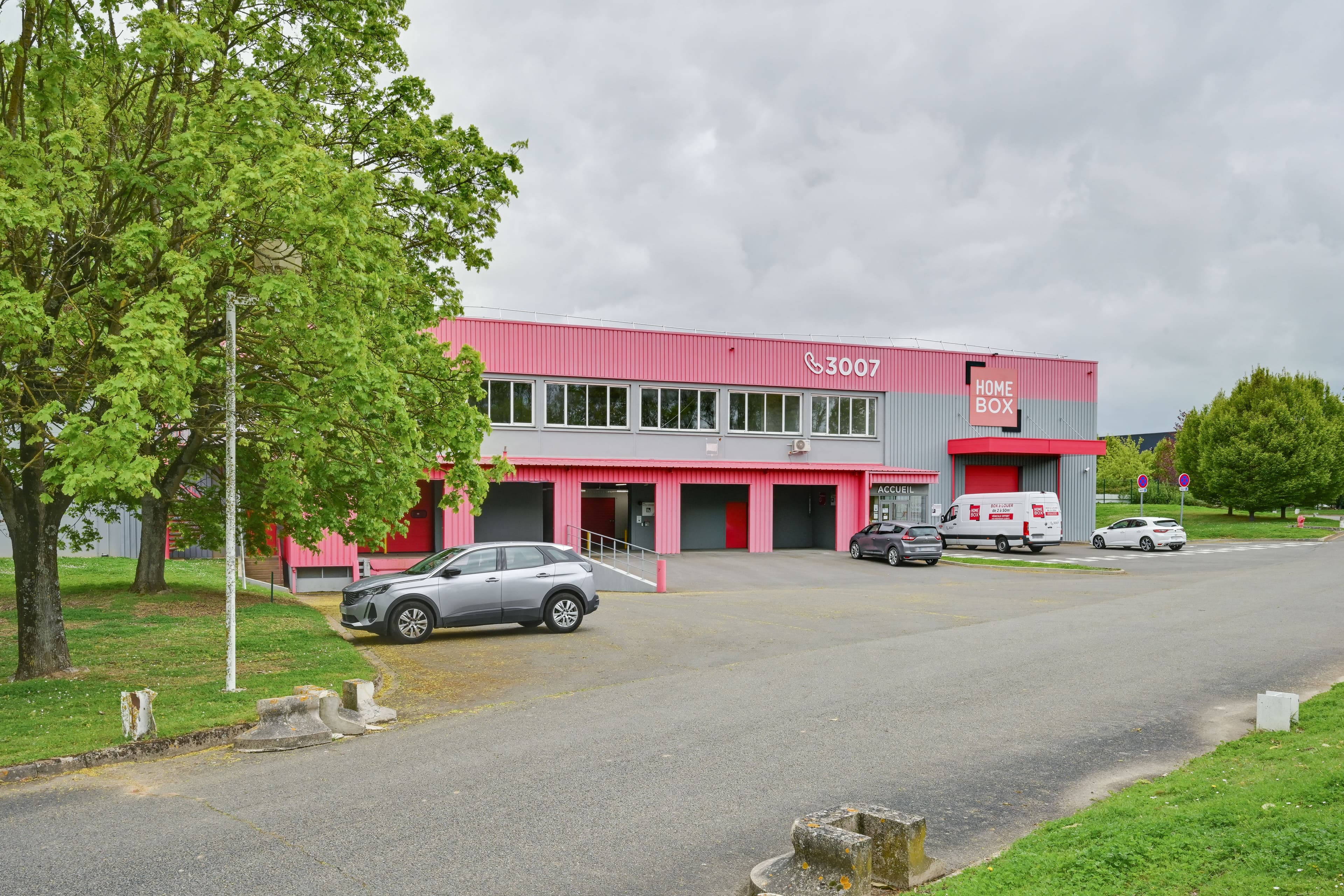 Vue extérieure du centre HOMEBOX Chartres avec parking et accès principal