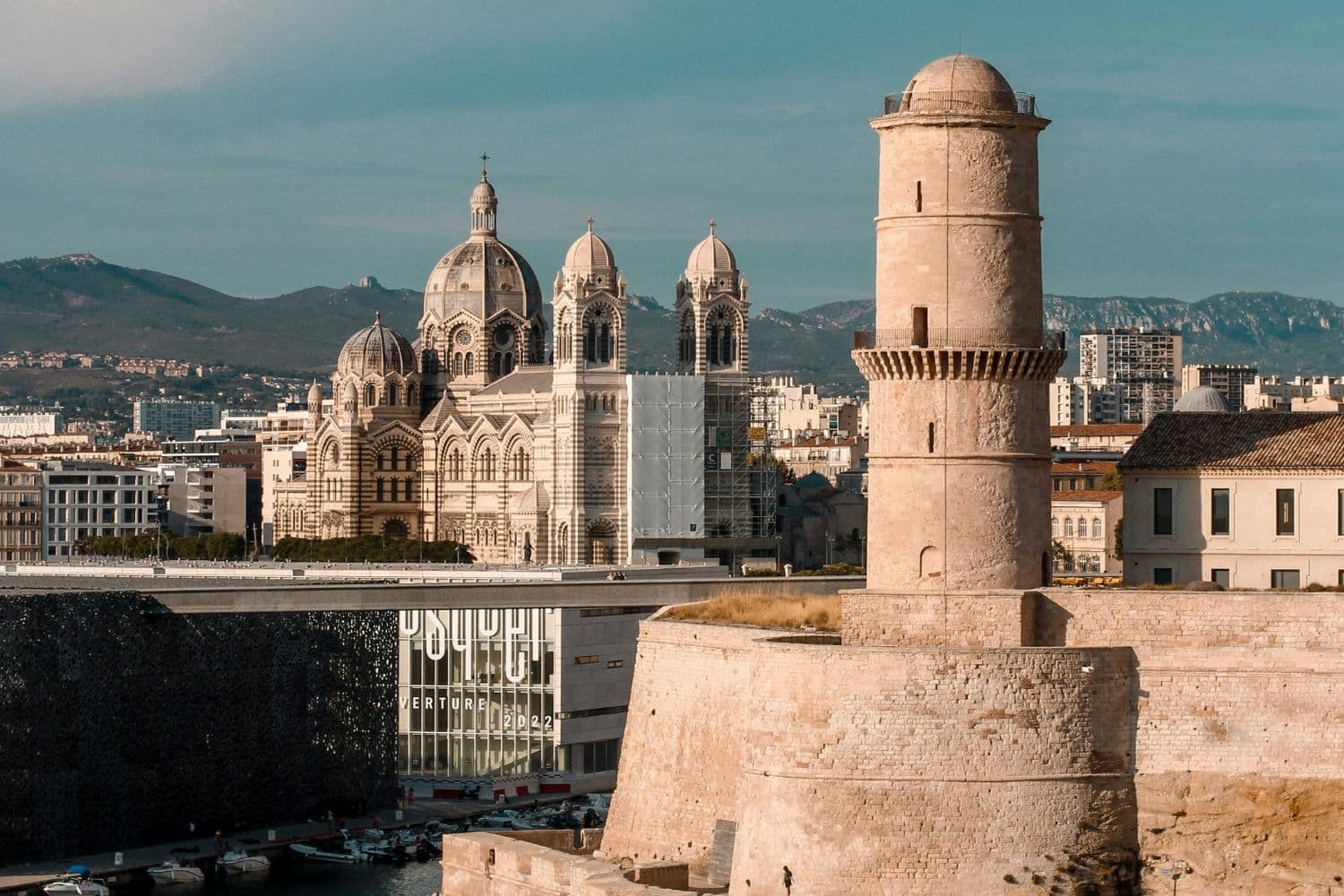 Vue sur la tour du fanal, la Cathédrale La Major et le Mucem