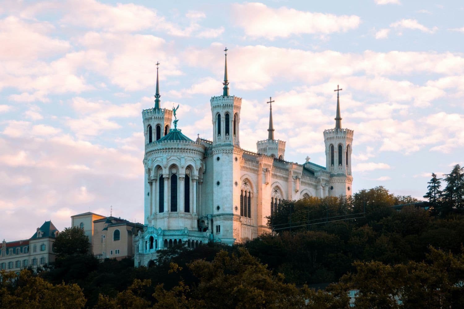 Vue sur la Basilique Notre-Dame de Fourvière au coucher du soleil