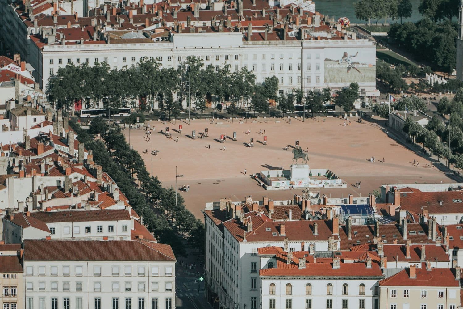 Vue aérienne de la Place Bellecour par beau temps