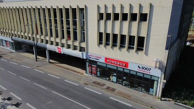 Façade aux multiples fenêtres avec logo HOMEBOX du centre HOMEBOX Quimper Gare, 13 avenue de la Libération à Quimper