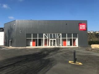 Façade grise avec enseigne rouge et entrée vitrée, HOMEBOX Poitiers, 75 ter rue de la Vincenderie à Poitiers