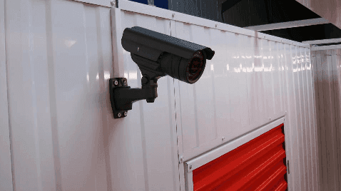 Caméra de vidéosurveillance fixée sur paroi métallique blanche au-dessus d'un box rouge du centre HOMEBOX Lorient Quéven