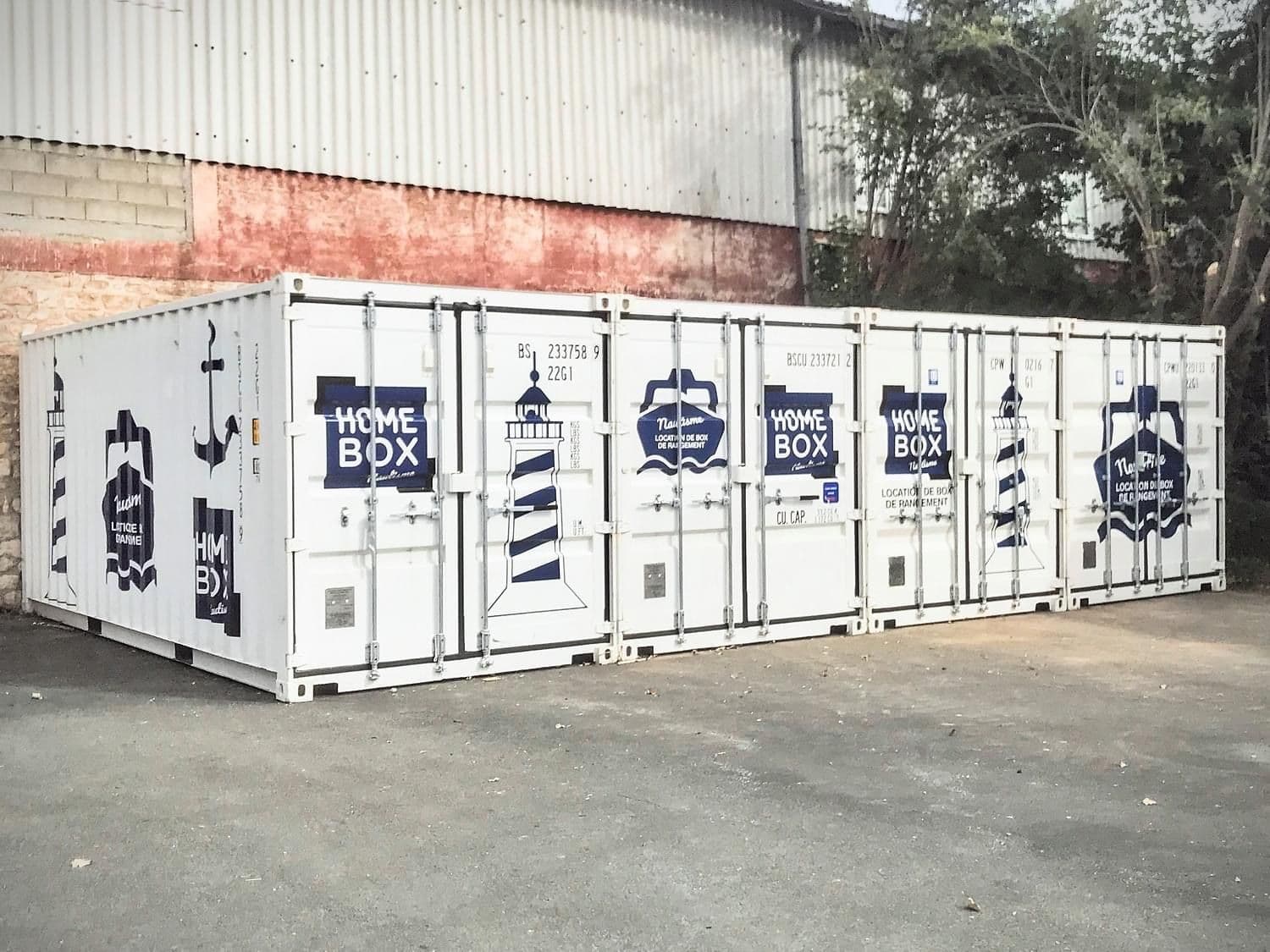 Conteneurs maritimes de stockage aux couleurs HOMEBOX alignés sur le parking, HOMEBOX Poitiers, 75 ter rue de la Vincenderie à Poitiers