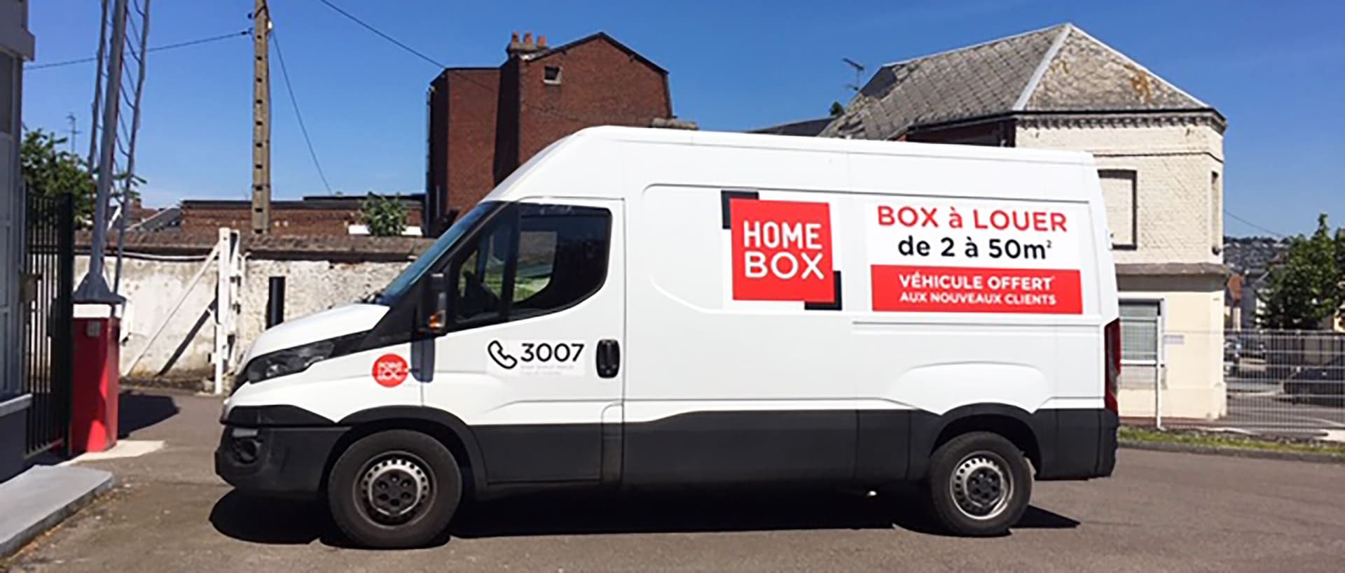 Camion utilitaire HOMEBOX stationné dans une rue résidentielle du centre HOMEBOX Rouen, 20-24 rue Adrienne Bolland à Petit Quevilly
