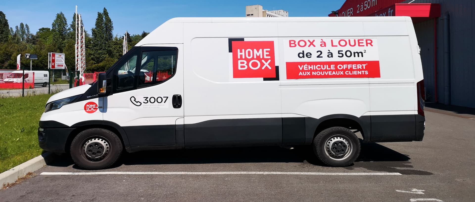 Camion de déménagement HOMEBOX blanc stationné sur le parking, HOMEBOX Orléans Sud, 6 Route de Concyr à Orléans