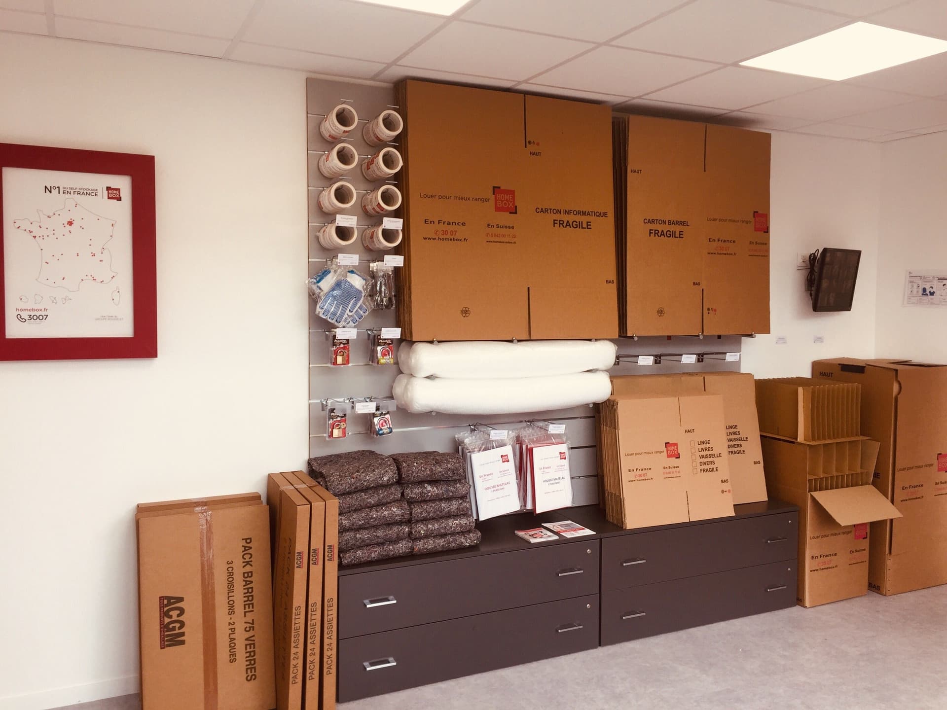 Boutique d'accueil avec cartons de déménagement, fournitures d'emballage et carte de France HOMEBOX du centre HOMEBOX Toulon Les Routes