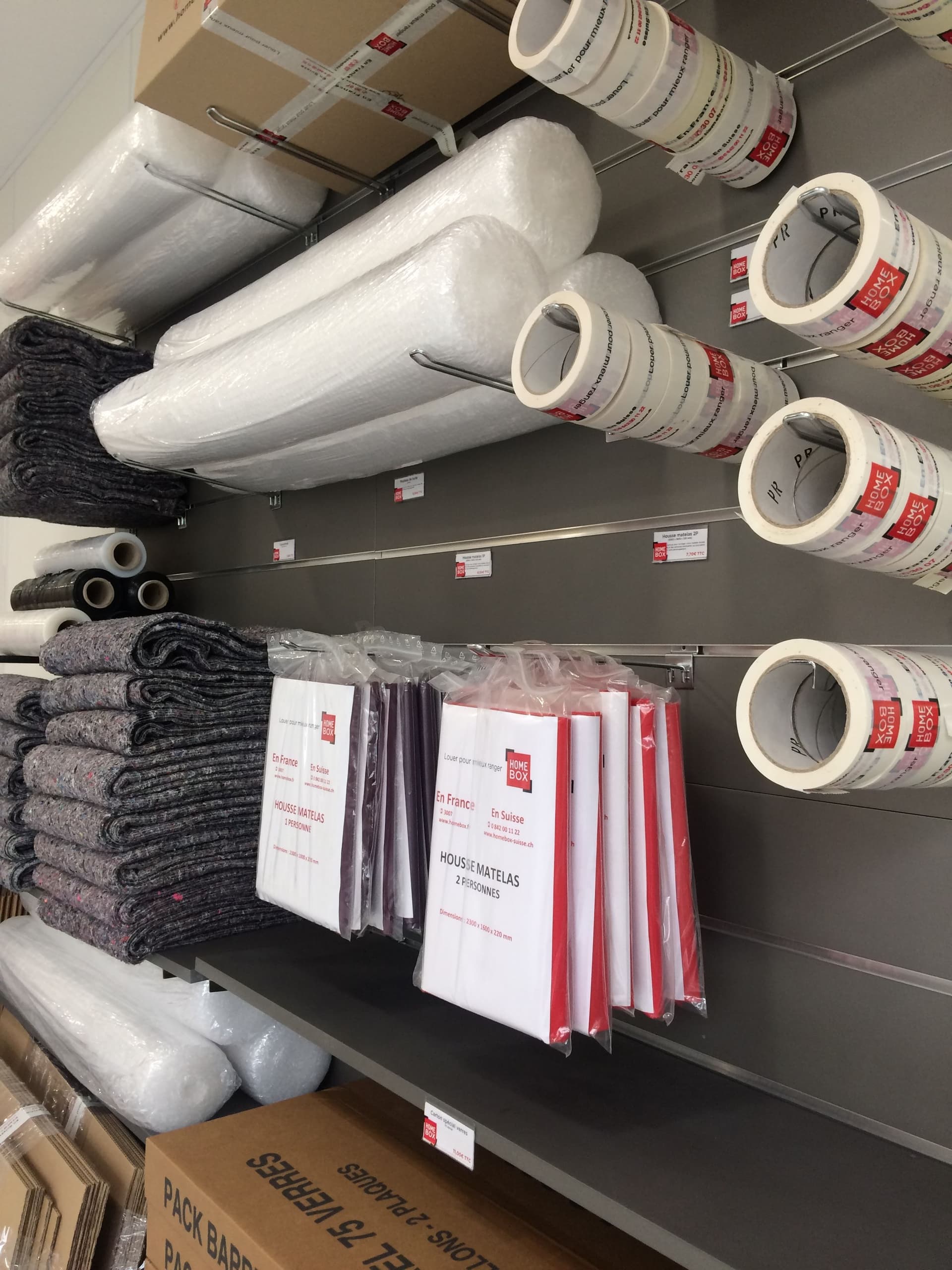 Présentoir d'accessoires de déménagement avec cartons, housses matelas, adhésifs et couvertures du centre HOMEBOX Lorient