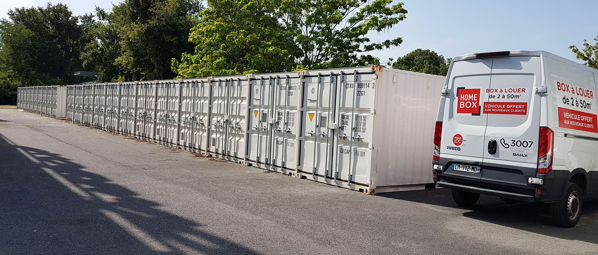 Alignement de conteneurs de stockage extérieurs et camion utilitaire de l'enseigne, HOMEBOX Bordeaux Bruges, 1 rue de L'Hermite à Bruges