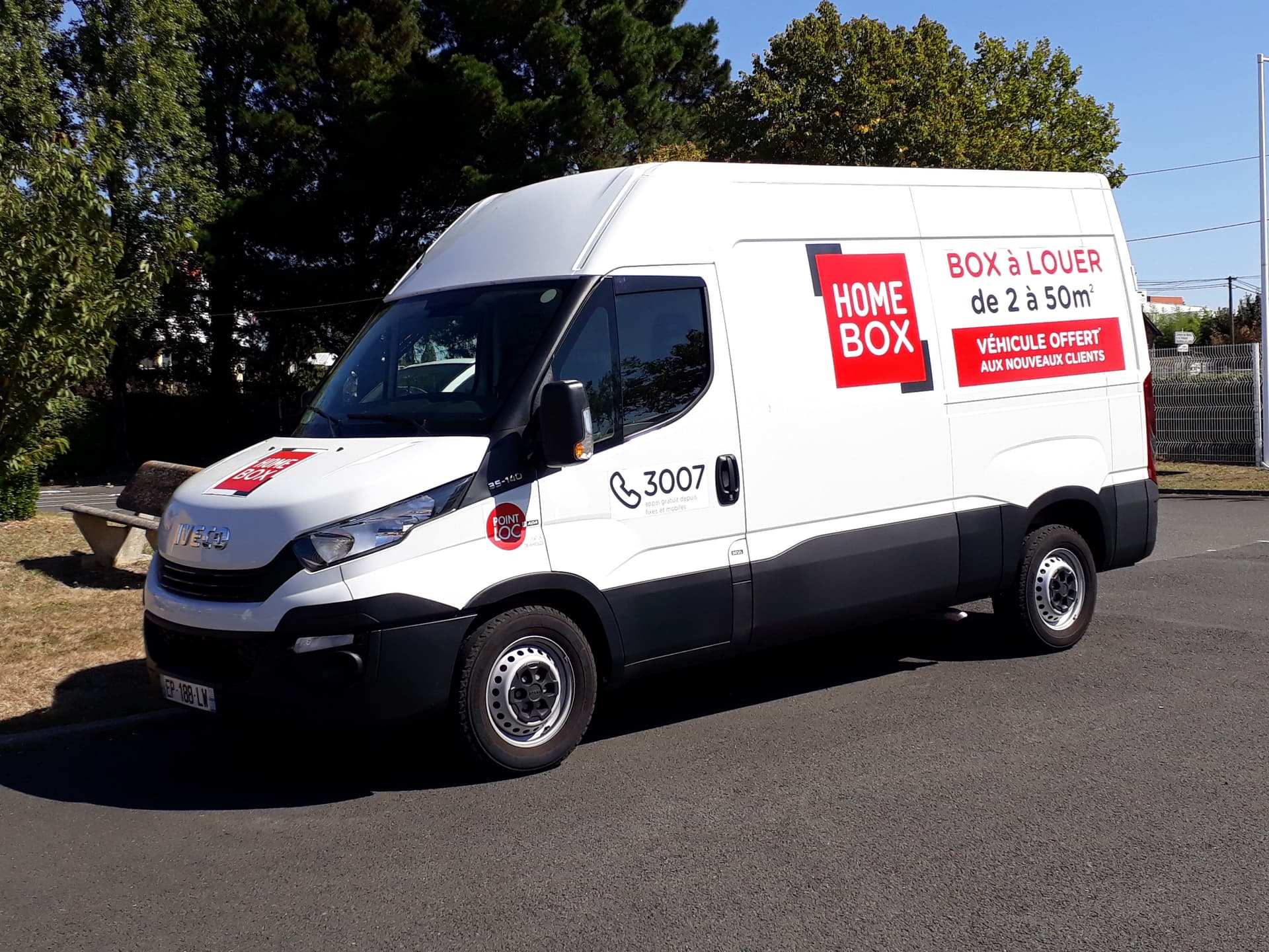 Camion de déménagement HOMEBOX blanc stationné devant le centre HOMEBOX Les Herbiers, 12 avenue de la Gare aux Herbiers