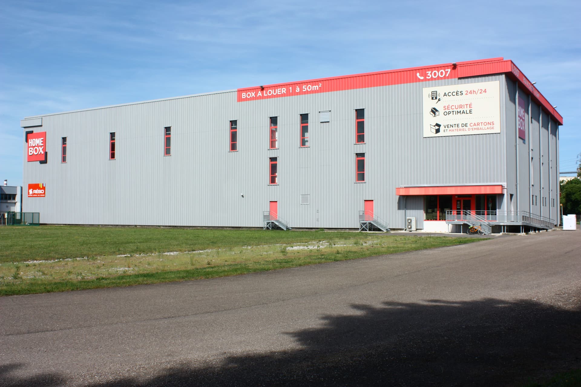 Façade grise et rouge avec signalétique box à louer et accès 24h/24, HOMEBOX Metz, 37 avenue des Deux Fontaines à Metz