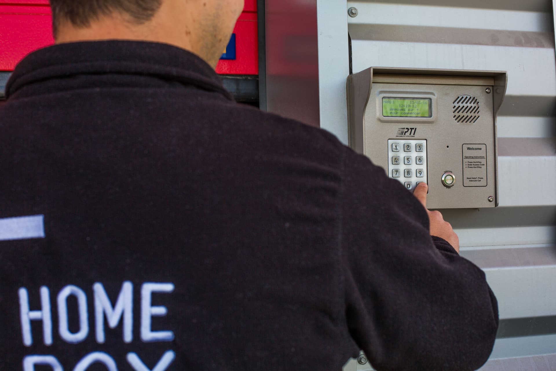 Conseiller en polaire HOMEBOX saisissant un code sur le clavier de contrôle d'accès, HOMEBOX Toulon