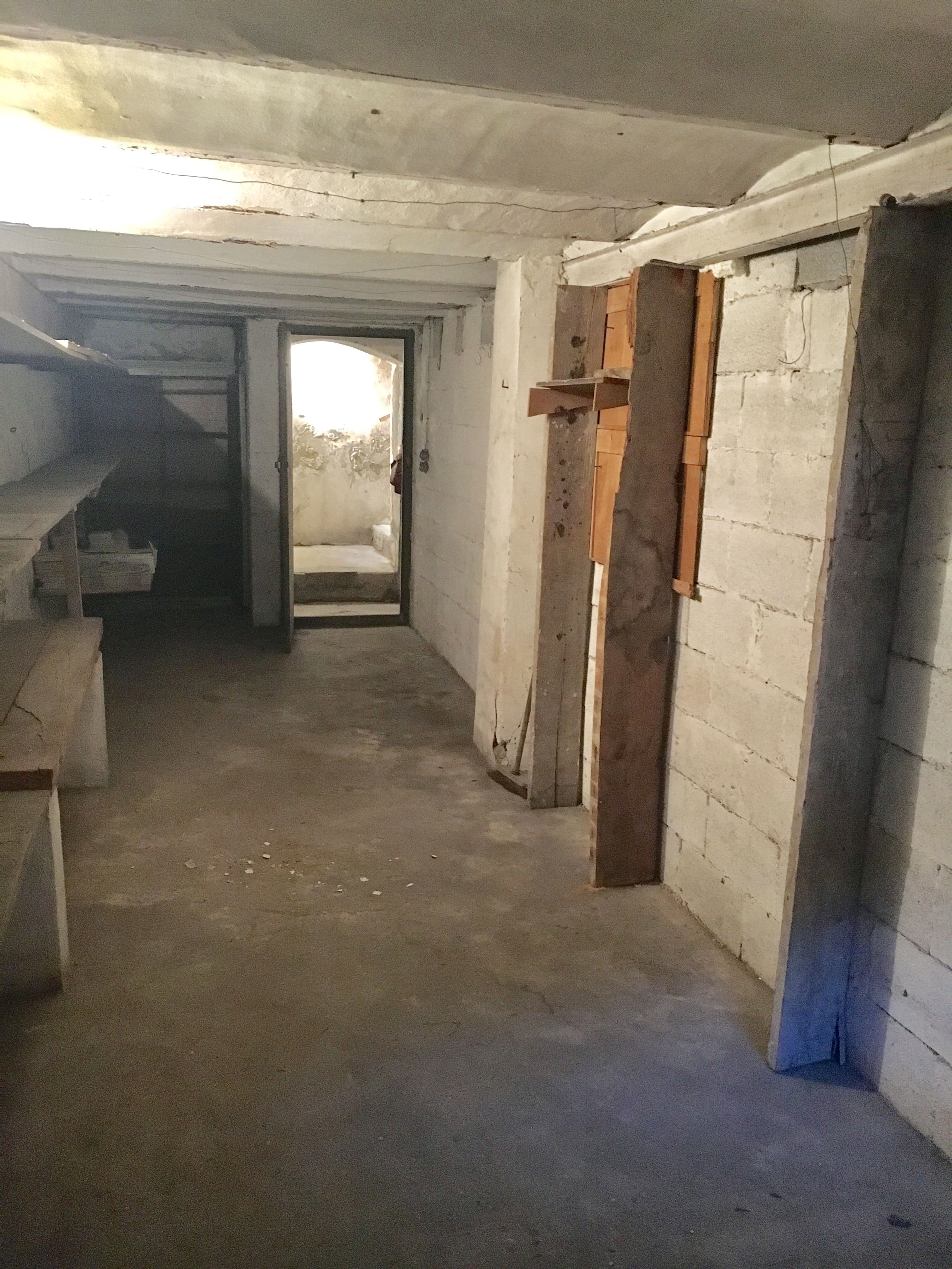 Cave Magnan Nice 20m2 Electricité fenêtre