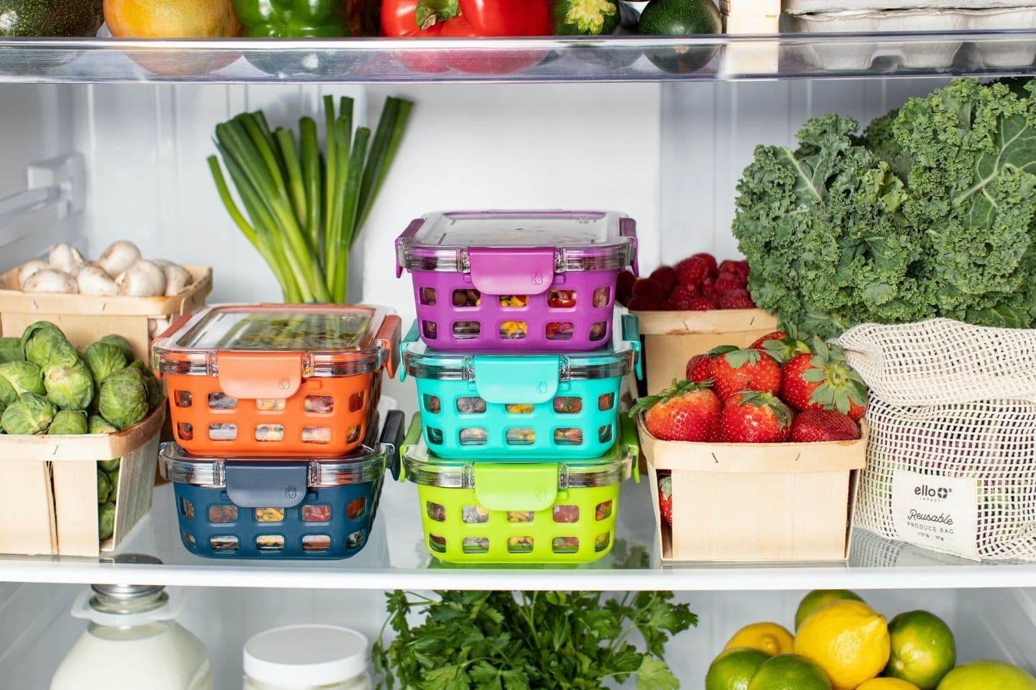 frigo rempli de légumes et de fruits