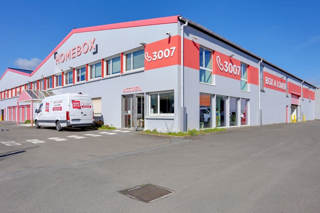 Façade d'angle gris et rouge avec enseignes Accueil et Box à louer, HOMEBOX Rennes Donelière, 10 rue Donelière à Rennes