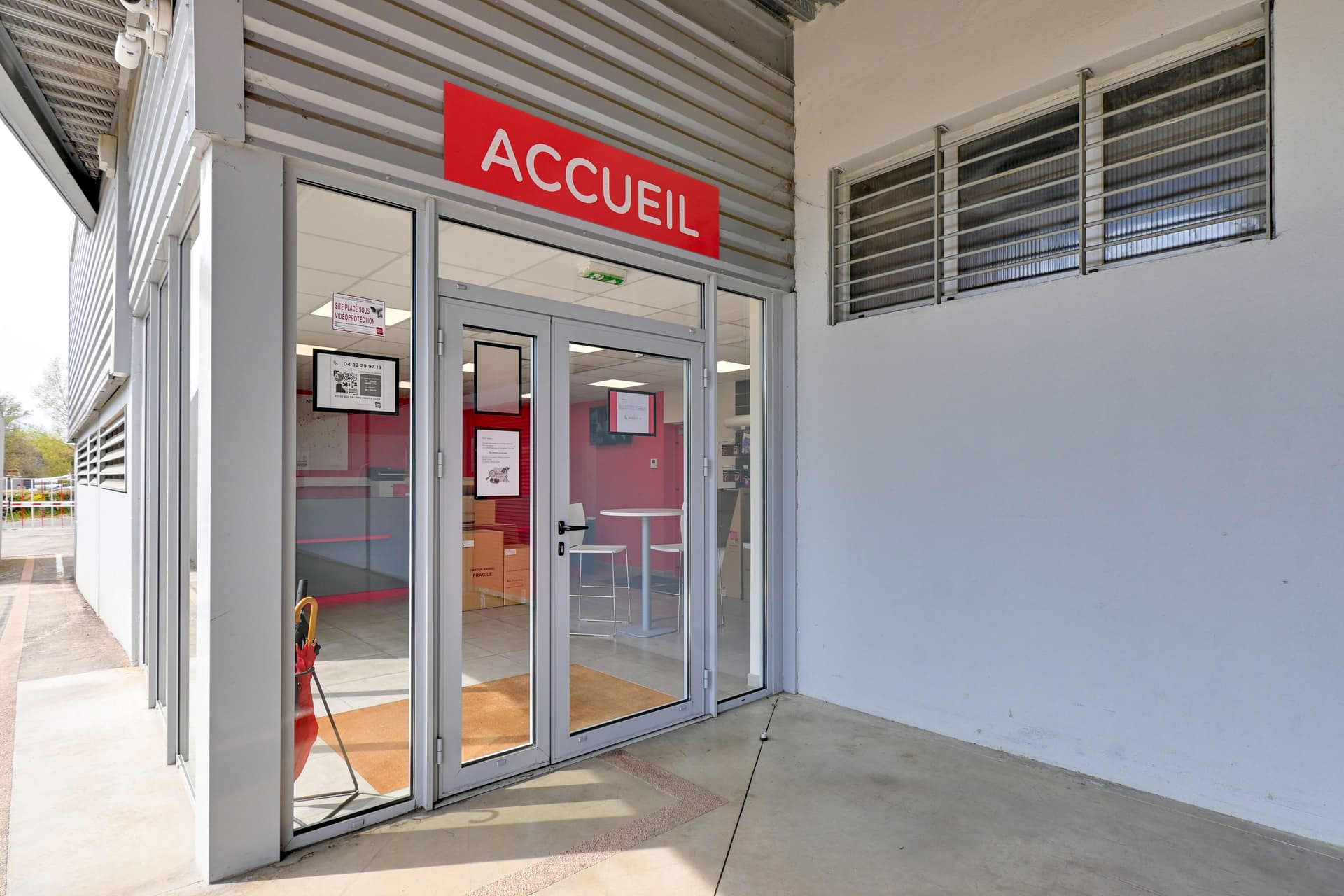 Entrée du centre HOMEBOX Aix Sainte-Victoire à Châteauneuf-le-Rouge