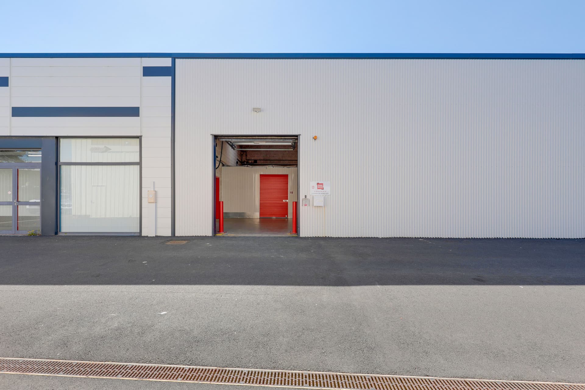Façade bardée et porte d'accès au quai de chargement, HOMEBOX Quimper Nord, 19 rue Nobel - Bât. 21 à Quimper