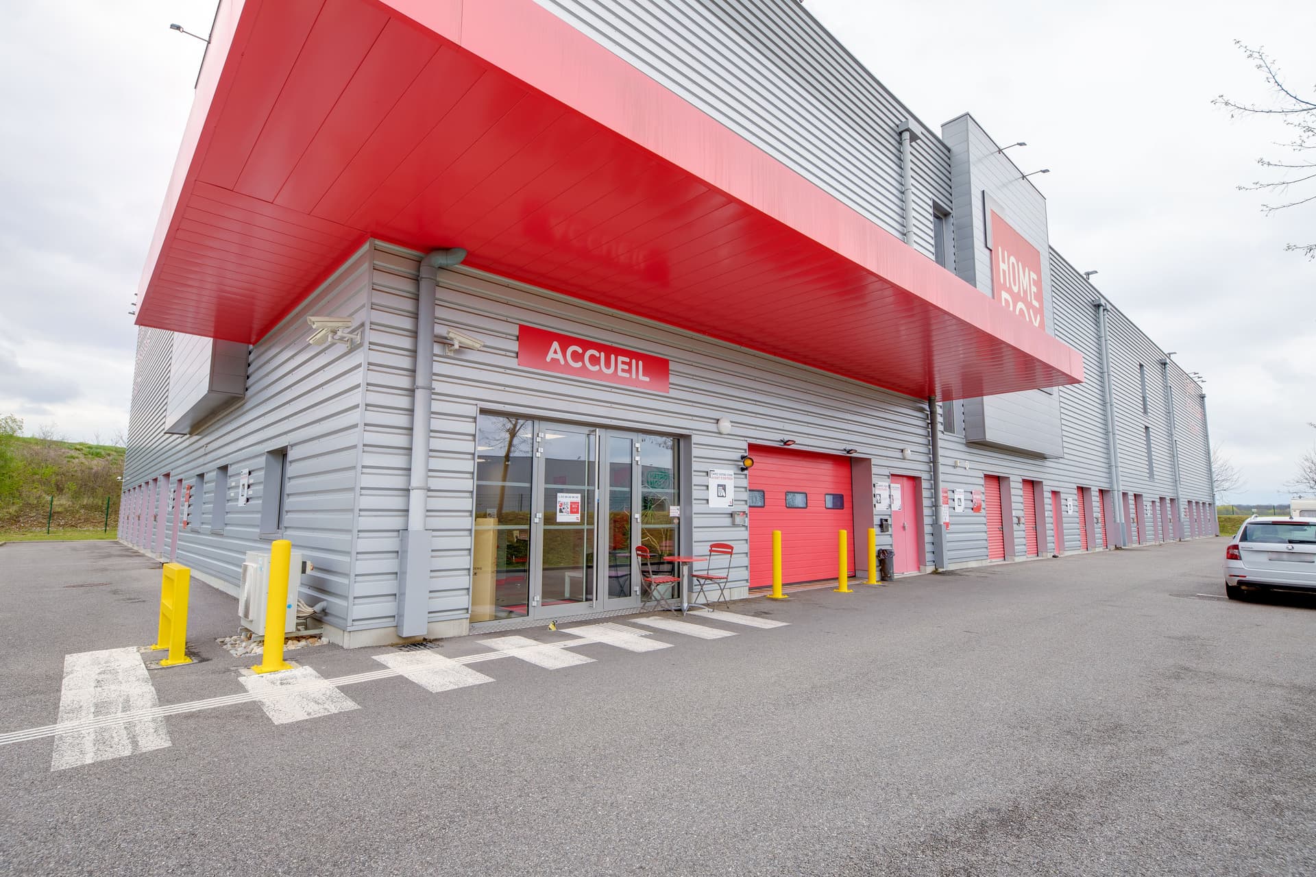 Entrée principale sous auvent rouge avec enseigne Accueil et baies vitrées, HOMEBOX Mulhouse, 65 Rue de la rampe à Habsheim