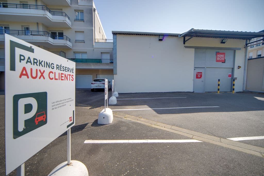 Parking réservé aux clients avec panneau de signalisation devant l'entrée, HOMEBOX Orléans Centre, 14 avenue de St Mesmin à Orléans