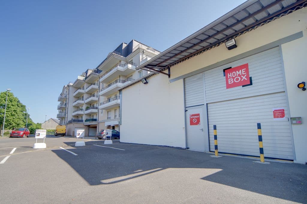 Parking client devant un bâtiment résidentiel et le portail de service, HOMEBOX Orléans Centre, 14 avenue de St Mesmin à Orléans
