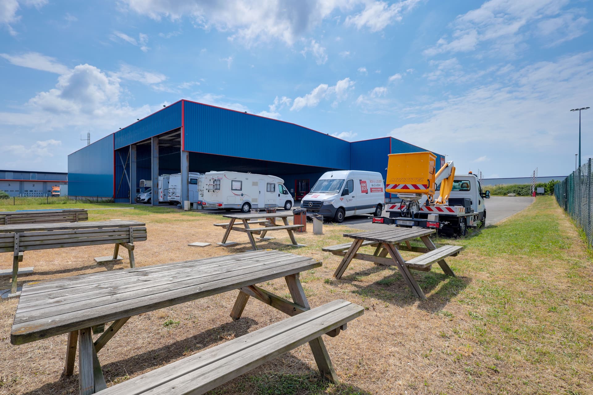 Tables de pique-nique et camping-cars devant le bâtiment de stockage, HOMEBOX Nanteuil - Dammartin, Allée des Primevères à Nanteuil - Le - Haudoin