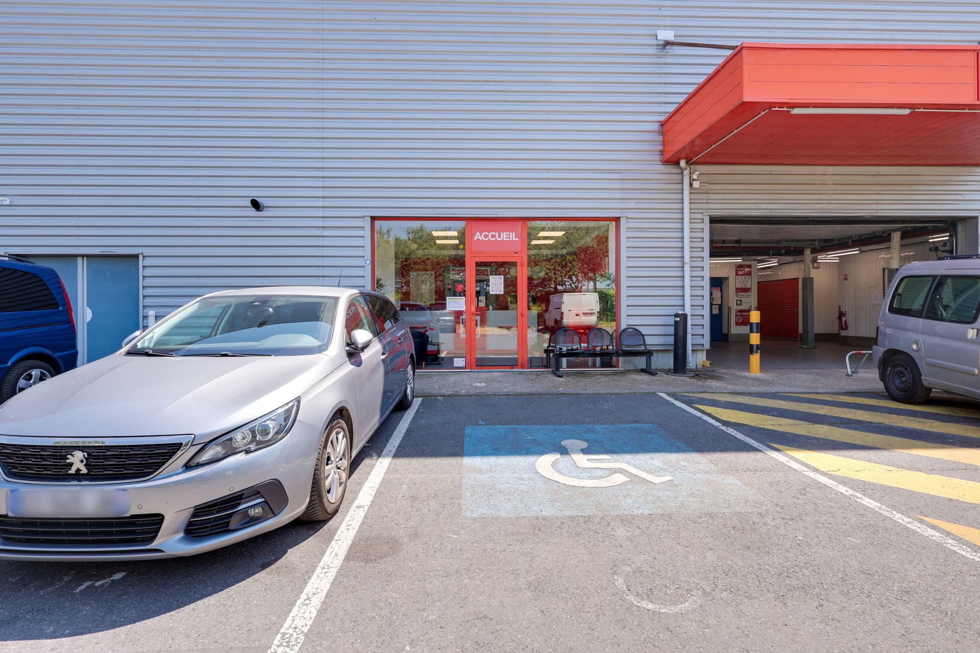 Entrée accueil et place de parking handicapé devant le bâtiment, HOMEBOX Roissy, 383 rue de la Belle Etoile Parc des Nations à Roissy