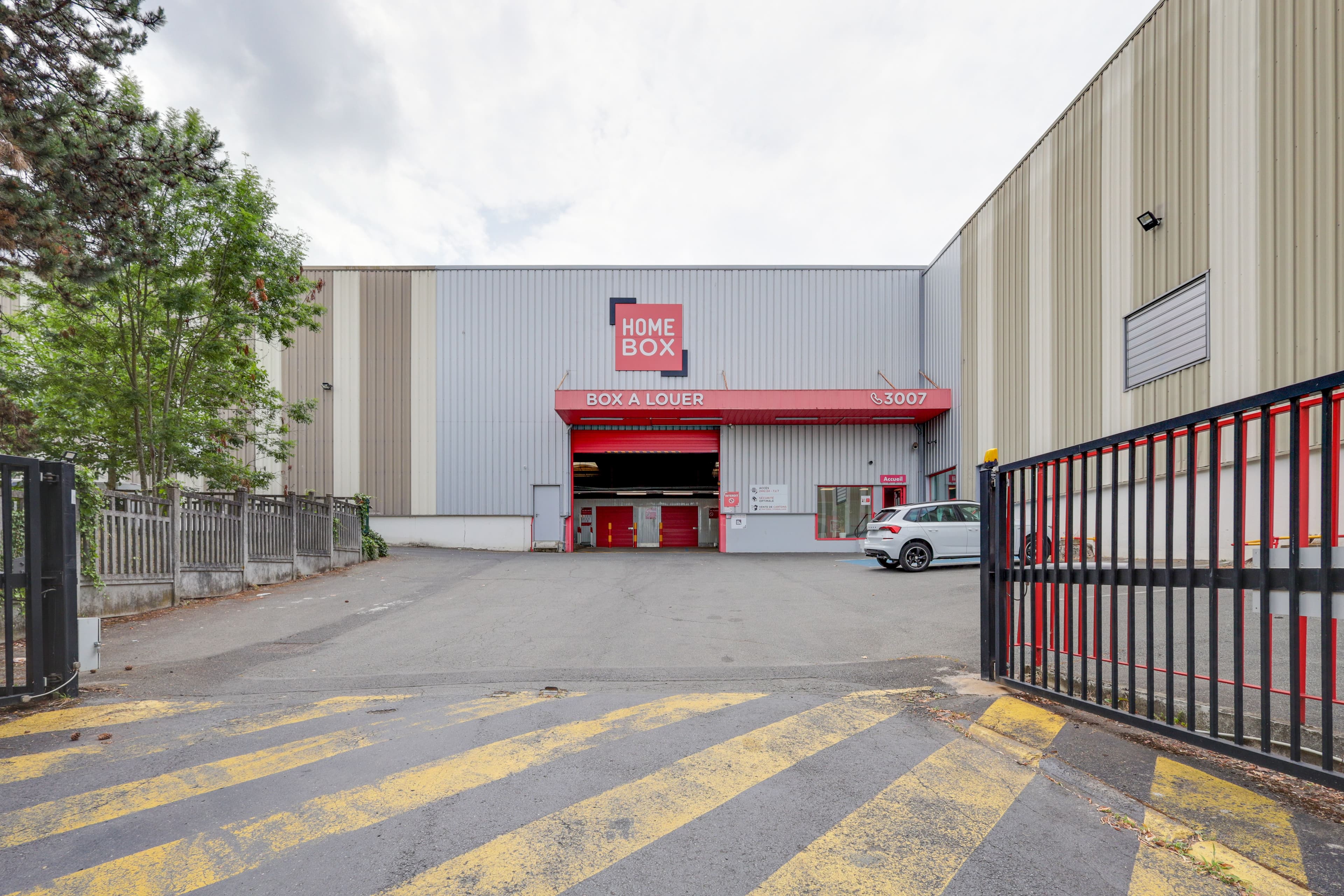 Accès au centre HOMEBOX Franconville avec large portail et zone de stationnement pour camions.