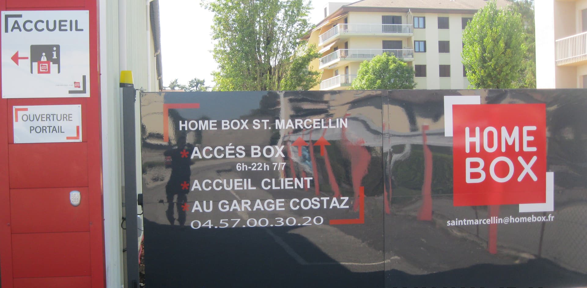 Panneau d'accueil HOMEBOX avec horaires d'accès aux boxes et coordonnées affichées, HOMEBOX Saint-Marcellin, 16 avenue des Alpes à Saint-Marcellin