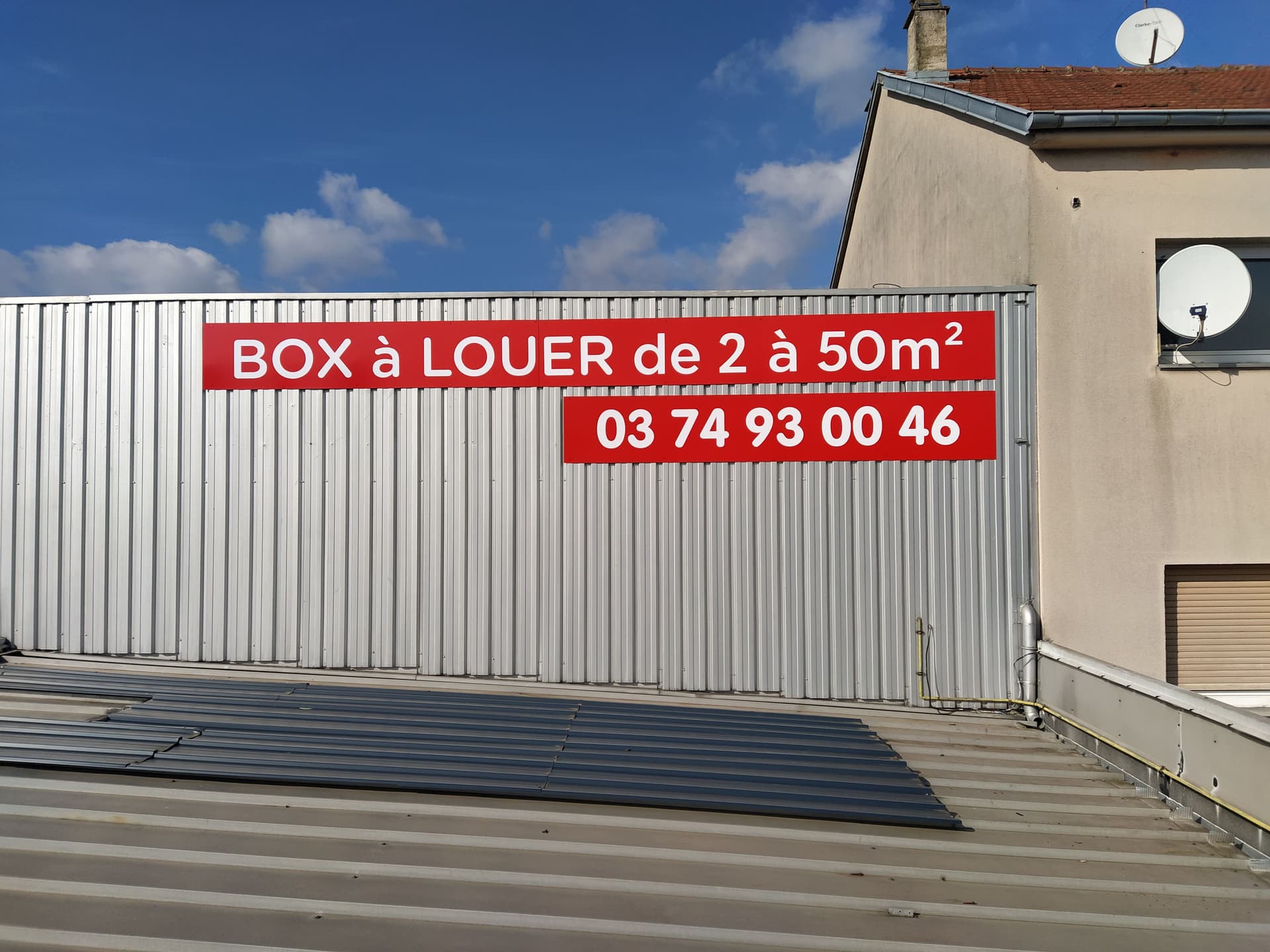 Bandeau publicitaire box à louer sur bardage métallique en toiture, HOMEBOX Morsbach, 105 Route Nationale à Morsbach