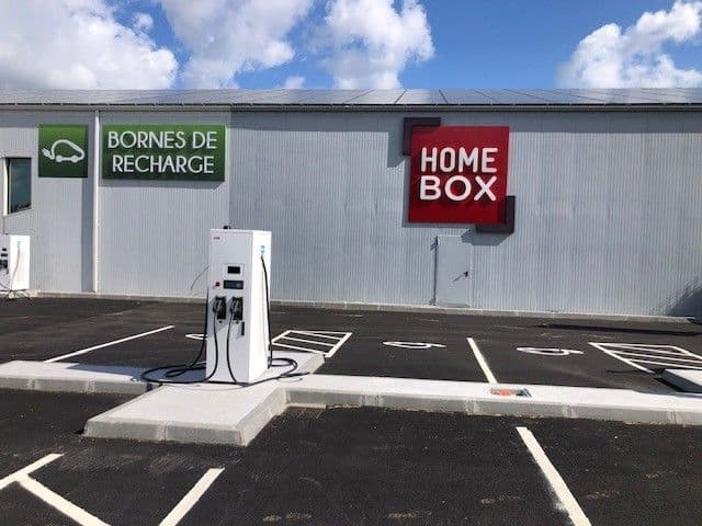 Borne de recharge électrique sur parking avec enseignes Homebox et Bornes de recharge, HOMEBOX Vannes Ouest, 9 rue des Glénans à Ploeren