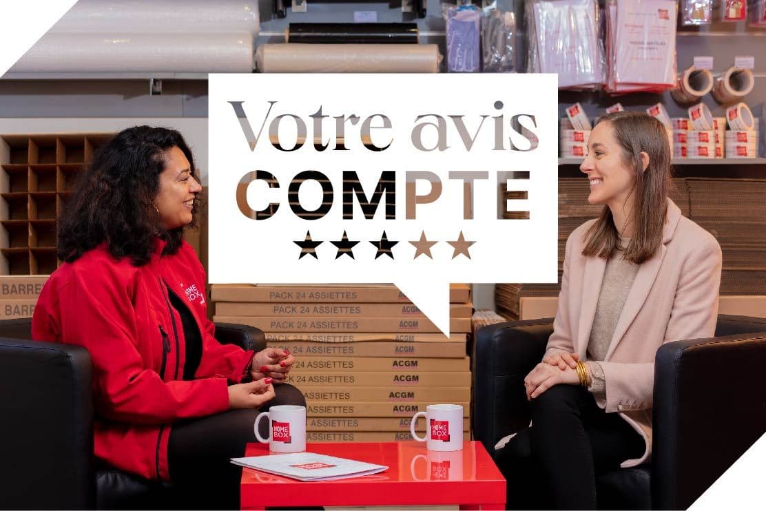 Conseillère HOMEBOX échangeant avec une cliente en agence, devant le visuel “Votre avis compte” accompagné de cinq étoiles de notation.
