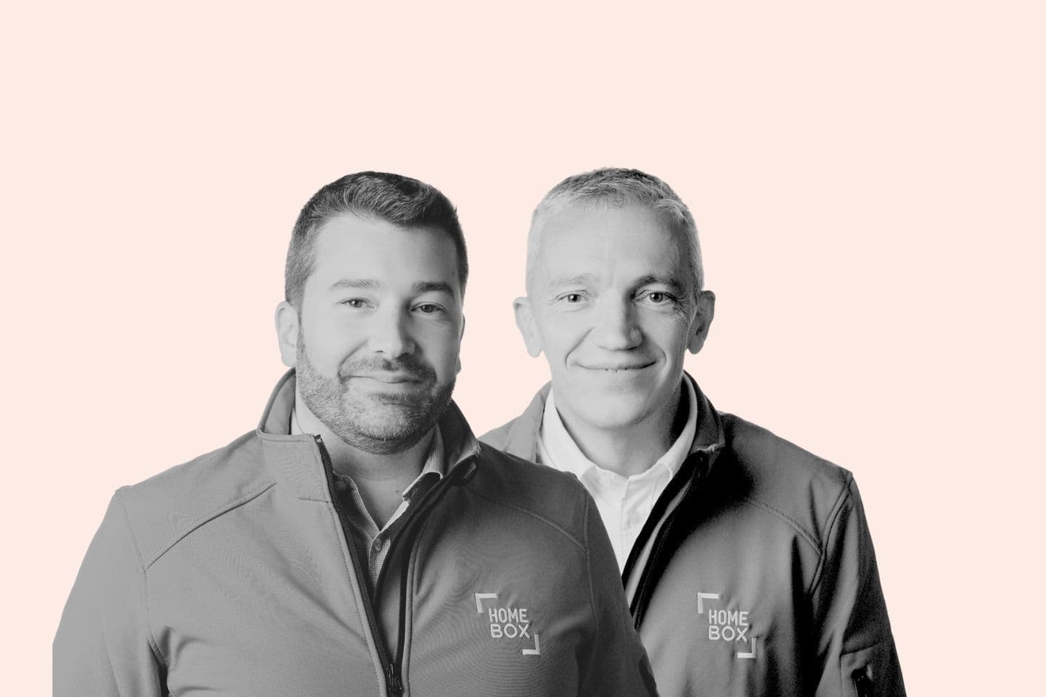 Portrait des deux responsables franchises HOMEBOX posant ensemble en tenue aux couleurs de l’enseigne.