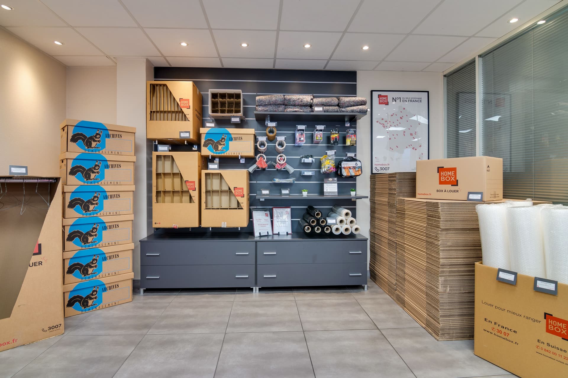 Espace boutique avec présentoir cartons, rubans et accessoires de déménagement du centre HOMEBOX Montpellier