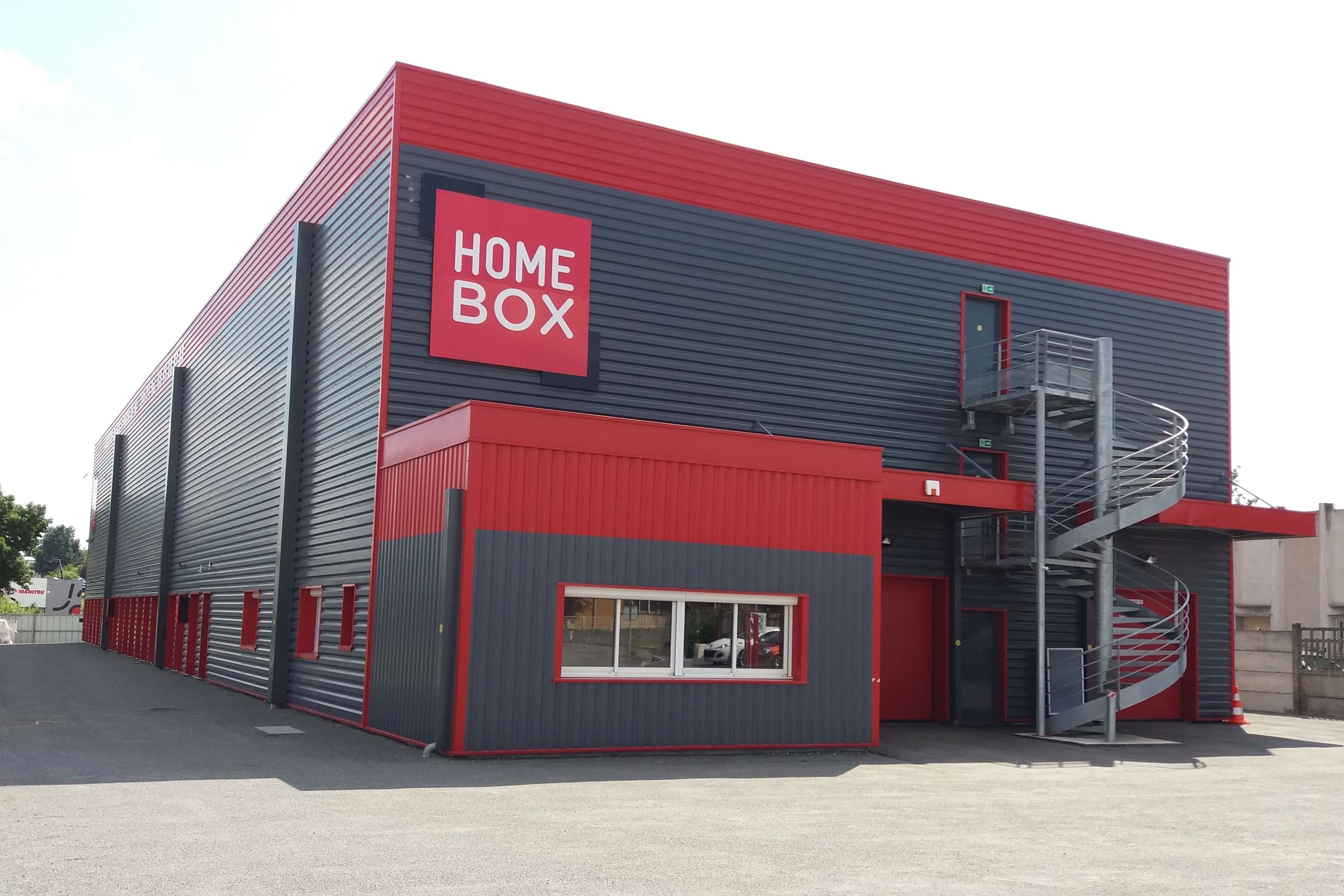 Façade du centre HOMEBOX Angoulême, chemin de Chaumontet à Gond Pontouvre, bâtiment gris et rouge avec escalier extérieur.
