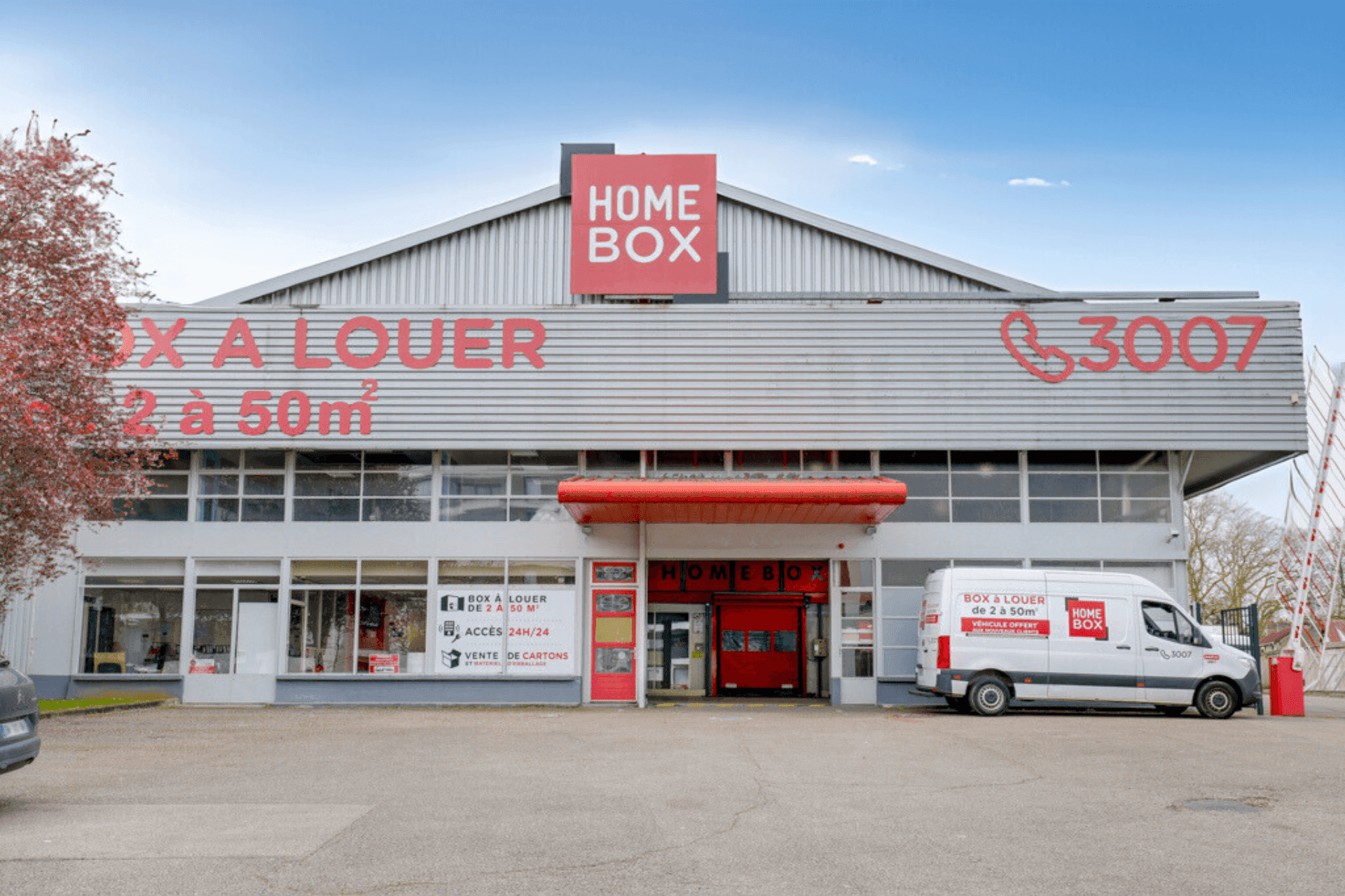 Façade avec auvent rouge et camionnette HOMEBOX devant l'entrée du centre HOMEBOX Rouen, 20-24 rue Adrienne Bolland à Petit Quevilly