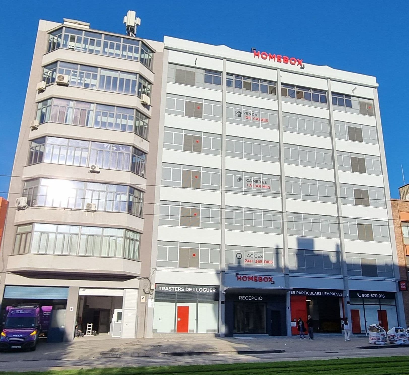 Fachada del edificio multi-plantas con cartelería "Trasters de lloguer" del centro HOMEBOX Barcelona Esplugues, Av. De Cornellá 130, Esplugues de Llobregat