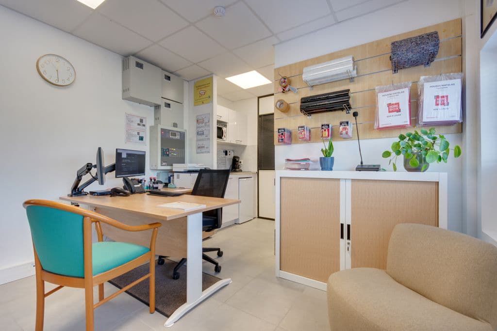 Bureau d'accueil avec poste informatique et présentoir d'emballages du centre HOMEBOX Lille La Pilaterie