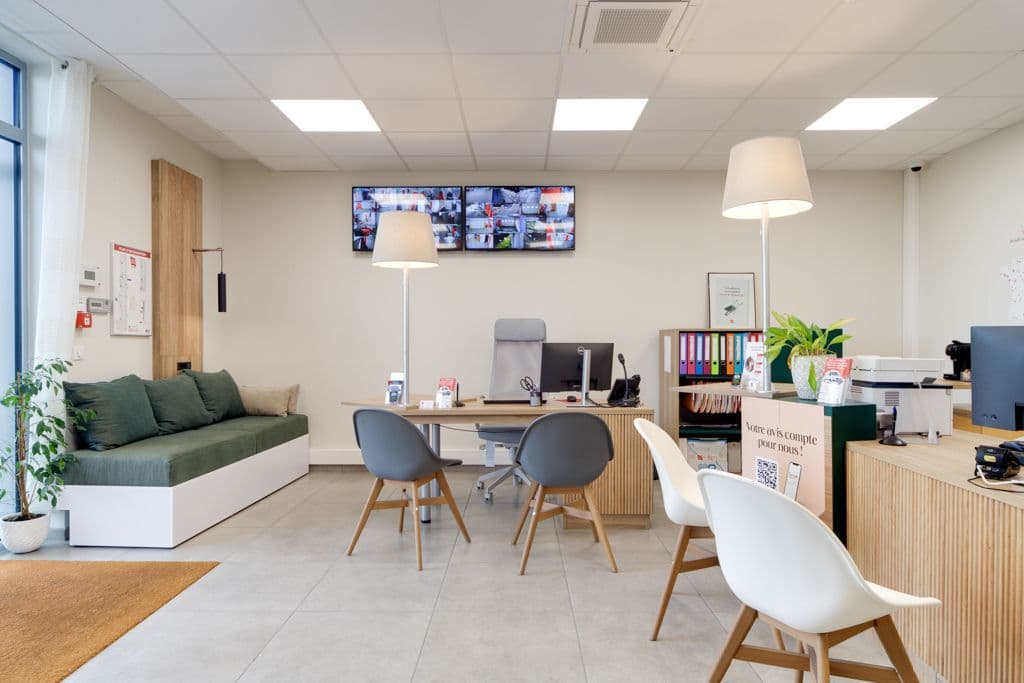 Salle d'attente avec banquette et bureau d'accueil moderne du centre HOMEBOX Orléans Nord