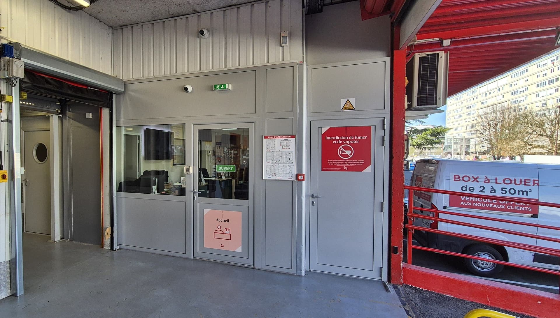 Entrée d'accueil vitrée avec camionnette HOMEBOX du centre HOMEBOX Nanterre La Défense, 73 rue Noël Pons à Nanterre