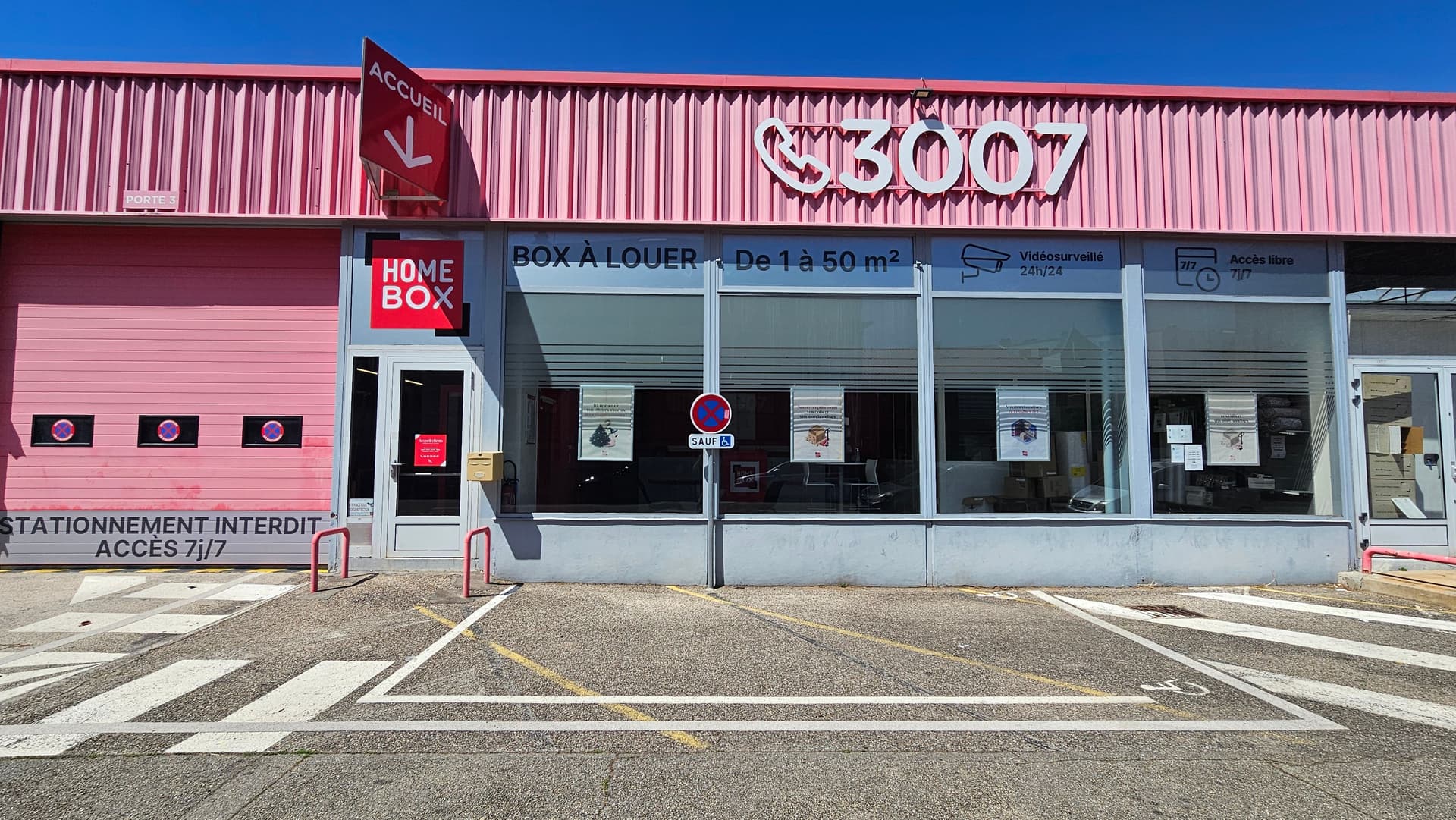 Entrée accueil avec panneau BOX à louer de 1 à 50 m² et vidéosurveillance 24h/24 du centre HOMEBOX Saint-Etienne, 24 rue du Mont à Saint-Etienne