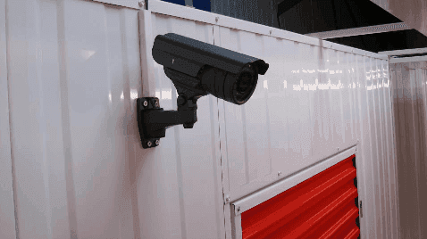 Caméra de surveillance au-dessus des portes roulantes au centre HOMEBOX Barcelona El Prat.