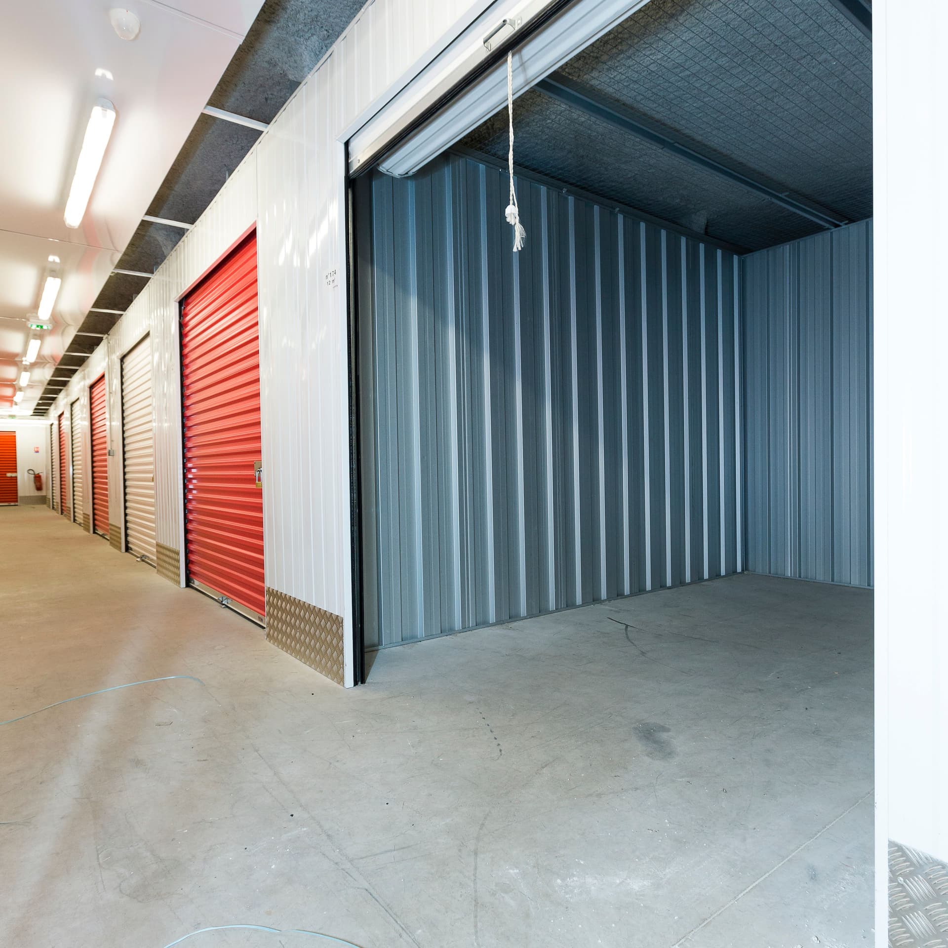 Box de stockage avec porte roulante rouge au centre HOMEBOX Barcelona Les Corts – Sants.