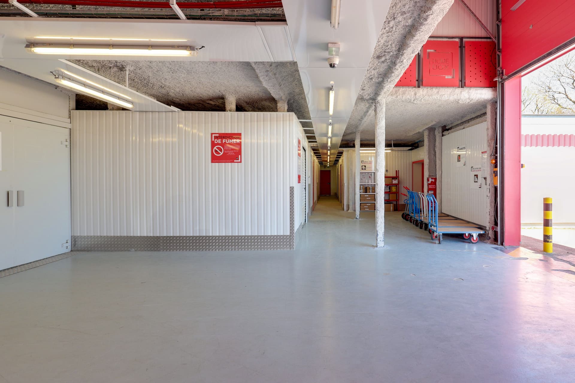 Quai de déchargement couvert avec accès aux box au centre HOMEBOX Brest, 11 rue de Kervezennec.