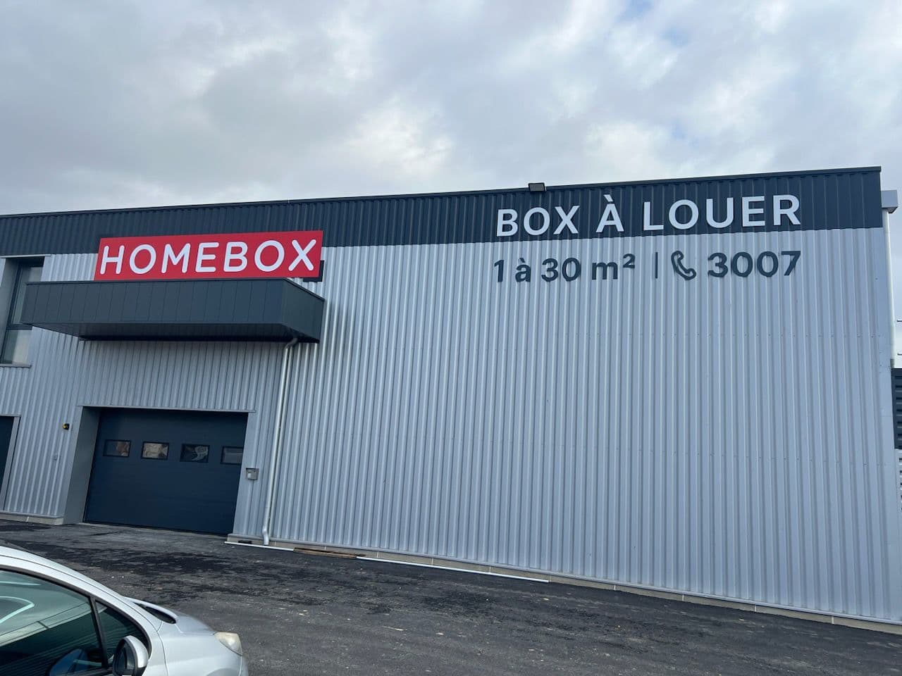 Façade grise avec enseigne HOMEBOX rouge et signalétique box à louer, HOMEBOX Vitrolles, 1 rue de la Glacière à Vitrolles