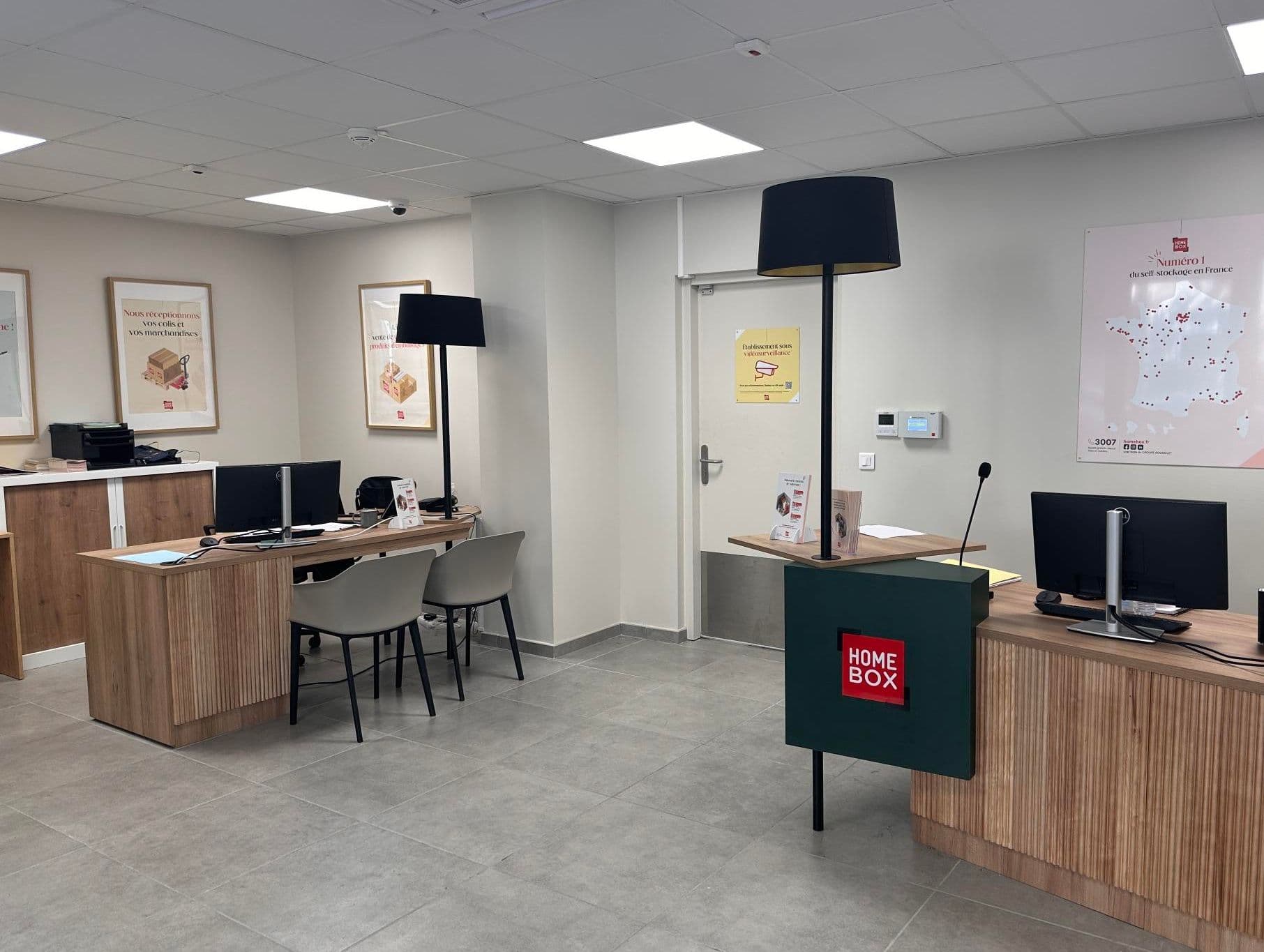 Espace d'accueil clientèle avec comptoir bois, bureaux et carte de France du centre HOMEBOX Marseille - Le Rouet