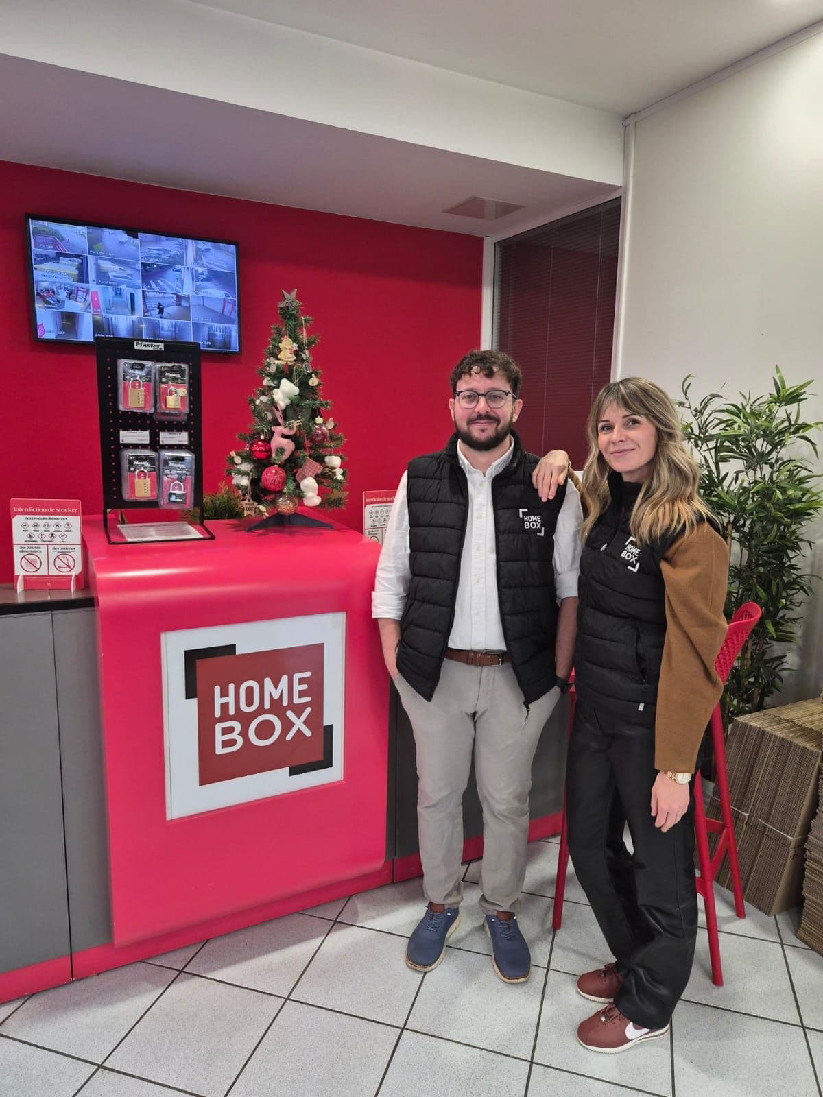Équipe d'accueil devant le pupitre avec décoration de Noël du centre HOMEBOX Boissy-Saint-Léger