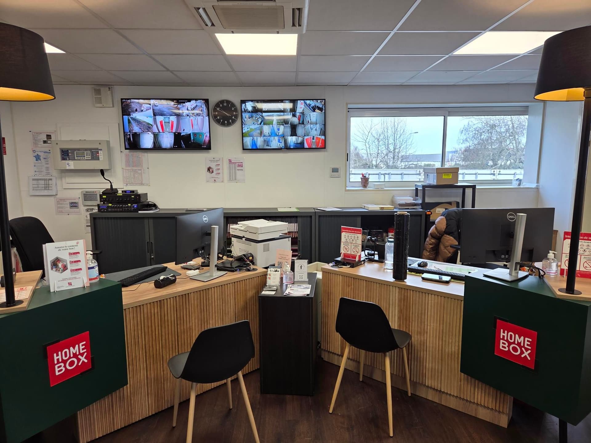 Bureau d'accueil avec deux postes équipés d'écrans de vidéosurveillance du centre HOMEBOX Bordeaux Bruges